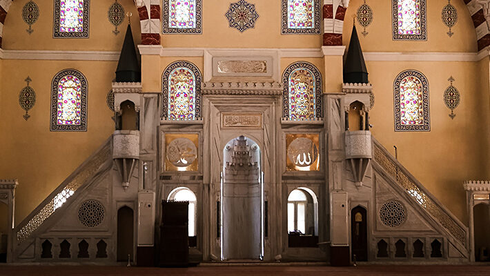 Abandoning a particular masjid due to the innovations which occur therein