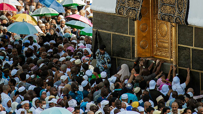 Bribing the policeman to kiss al-Hajar al-Aswad