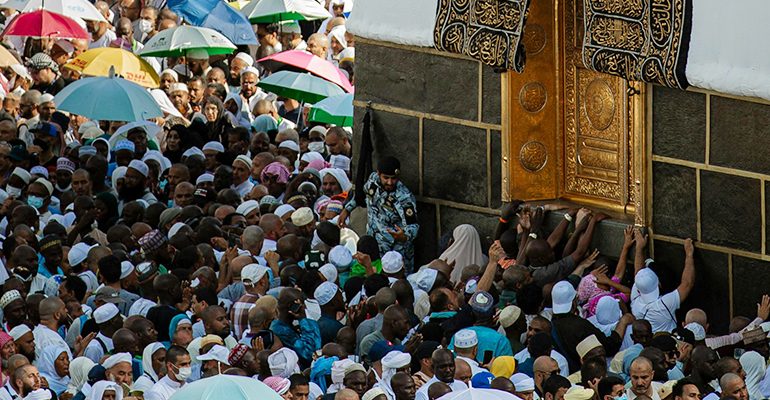 Bribing the policeman to kiss al-Hajar al-Aswad