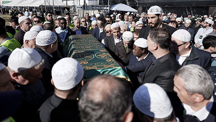 Covering the body of the deceased with a cloth upon which are verses from the Qur.aan