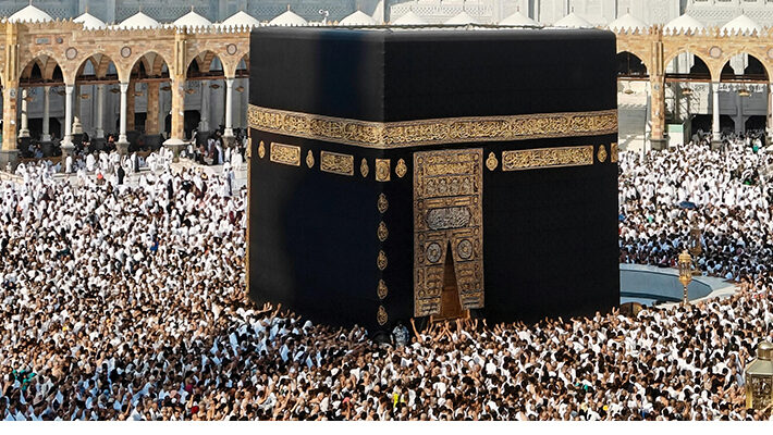 Doing the tawaaf al-Ifaadhah after the day of 'Eed al-Adhaa