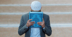 Kissing the Qur.aan