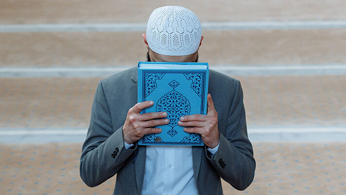 Kissing the Qur.aan