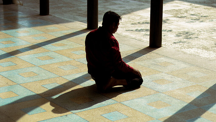 Performing the obligatory and voluntary prayer on behalf of deceased parents