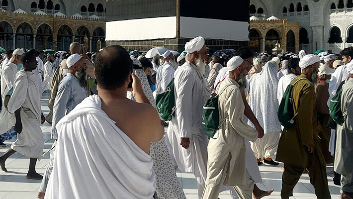 Praying wearing only the lower part of the ihraam