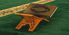Qur.aans at the graveside for reading