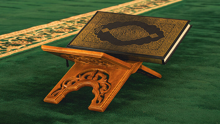 Qur.aans at the graveside for reading
