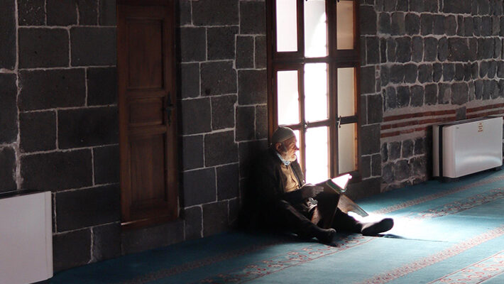 Reading the Qur.aan from the Mus.haf is better