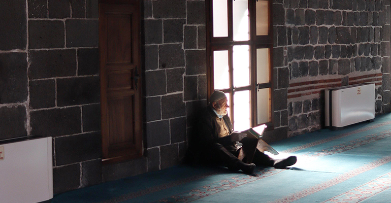 Reading the Qur.aan from the Mus.haf is better