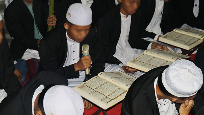 Reading the Qur.aan in congregation