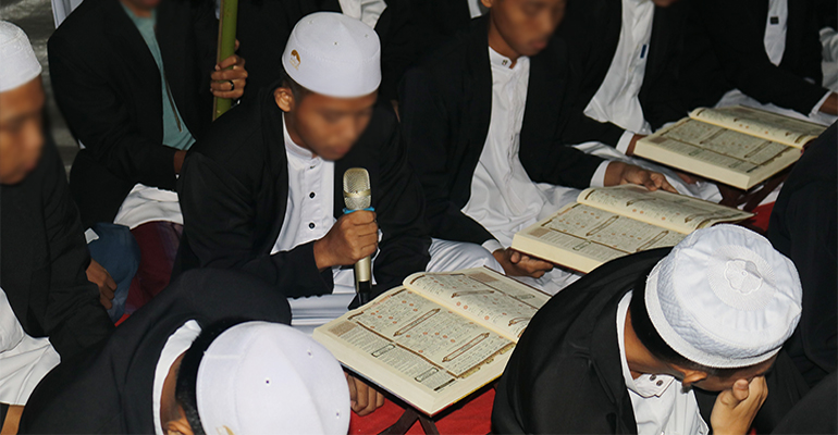 Reading the Qur.aan in congregation